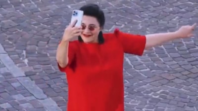 Esra Dermancıoğlu, Türkiye'den ayrılarak Fransa'ya yerleştiğini duyurdu