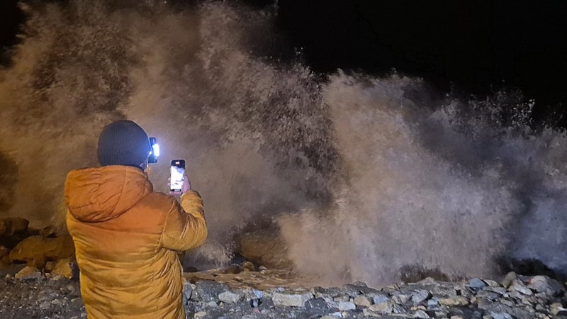 Karadeniz'de dalgaların boyu 8 metreyi aştı