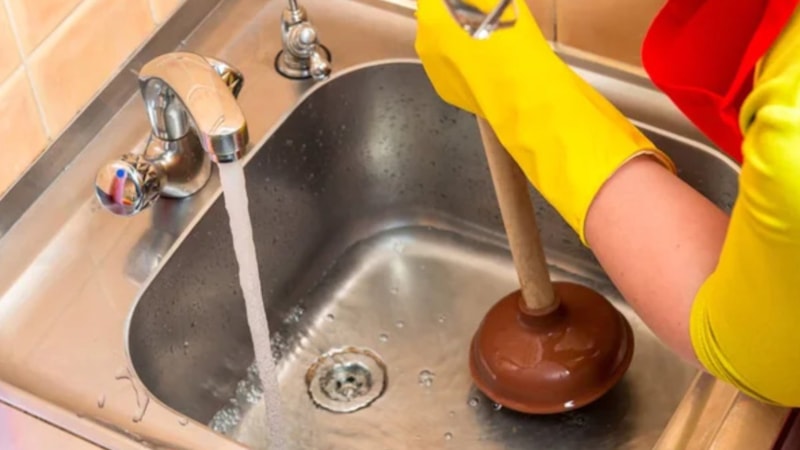 Tesisatçı sırrı verdi: Tıkanmış lavaboyu anında açıyor