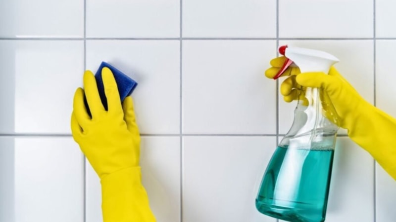 Ne çamaşır suyu, ne limon… Tek hamlede fayansları parlatıyor