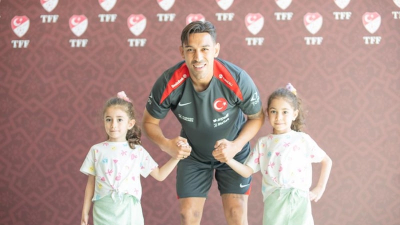 Milli futbolculardan otizmli çocuklara destek
