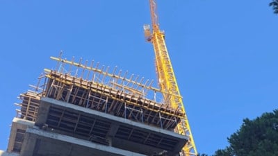 Kadıköy'de yüksekten düşen inşaat işçisi kurtarılamadı