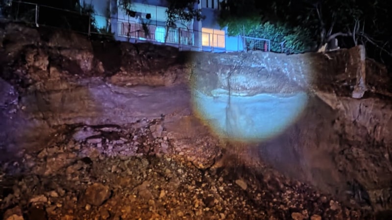 Antalya'da inşaat kazı çalışmaları sırasında toprak kayması yaşandı