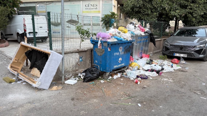 Adana'da sokakta biriken çöpler vatandaşların tepkisini çekiyor