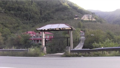 Artvin'de asma köprüye demir kapı yaptırıp, kilit de taktı