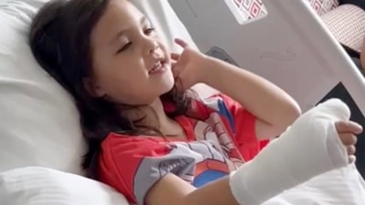 Antalya'da 4 yaşındaki Mavi'nin parmağı, anaokulunun demir kapısına sıkışıp koptu