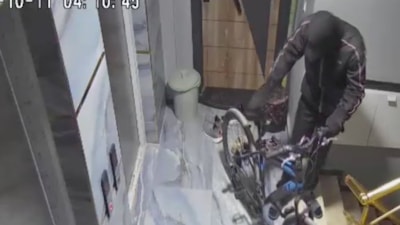 Adana'da binanın içinden bisiklet çalan hırsız kameraya yakalandı