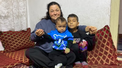 Eskişehir'de doğuştan görme engelli 2 kardeş, annelerinin yüzünü ilk defa gördü