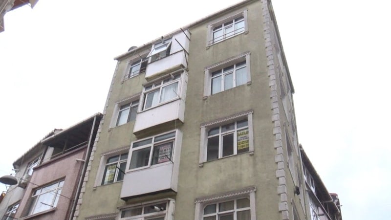 İstanbul'da 5'inci kattan düşen kadın hayatını kaybetti