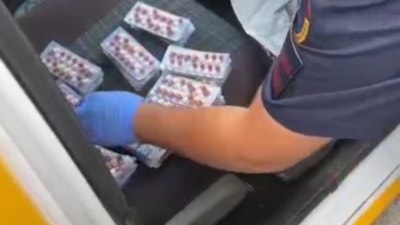 Samsun'da jandarma taksideki yolcuları uyuşturucuyla yakaladı