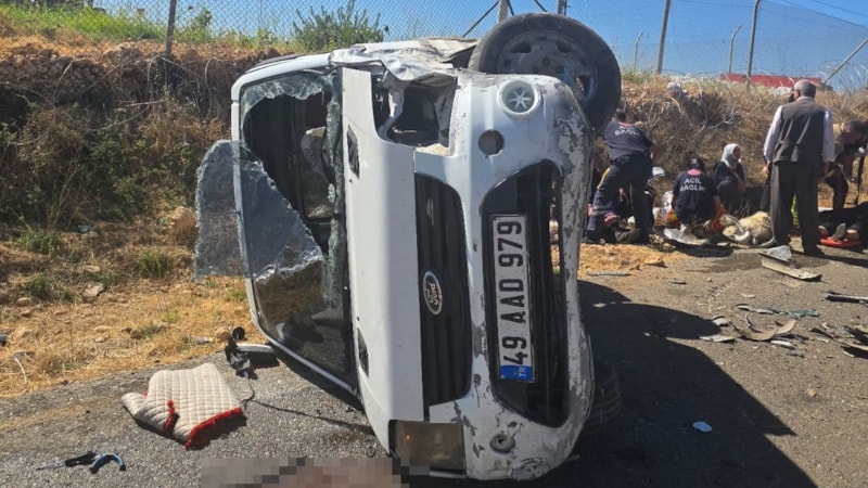 Şırnak'ta hafif ticari araç ile otomobil çarpıştı: 8 yaralı