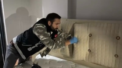 Samsun'da 4 evde yapılan aramalarda yatak başlığından uyuşturucu çıktı: 4 gözaltı