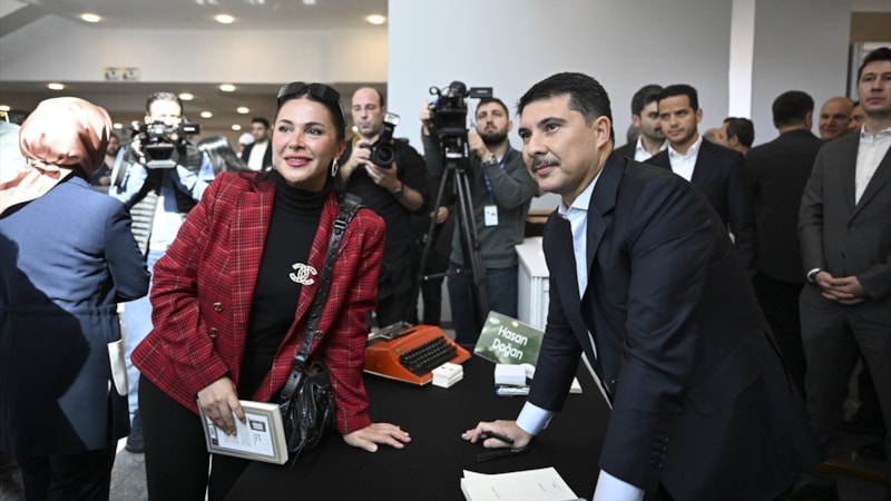 Hasan Doğan, 22. Ankara Kitap Fuarı'nda kitaplarını imzaladı