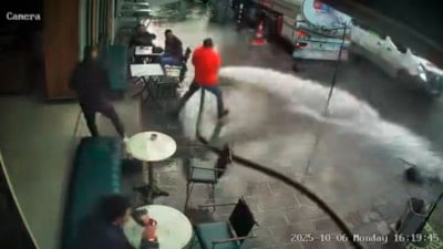 İstanbul'da şov yapayım derken çay içen müşterileri tazyikli suyla ıslattı