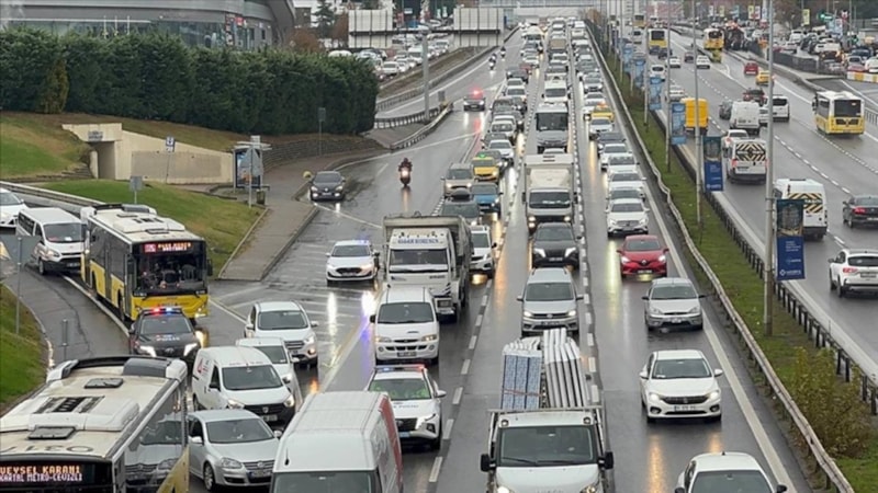 İstanbul'da trafik yoğunluğu henüz akşam olmadan yüzde 83'e ulaştı