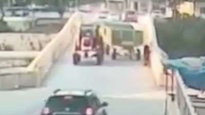 Adana'da traktörden ayrılan römorkun çarptığı yaya hayatını kaybetti