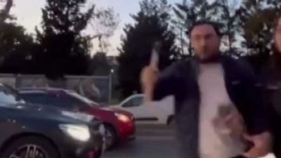 İstanbul'da trafikte dehşet anları: Tartıştığı sürücüye çekiçle saldırdı