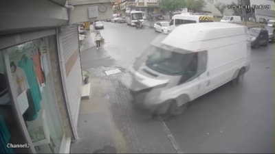 İstanbul'da freni boşalan minibüs dükkana daldı: O anlar kamerada