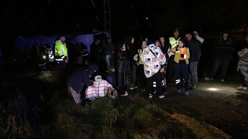 Kastamonu'da devrilen tur midibüsünde 25 kişi yaralandı