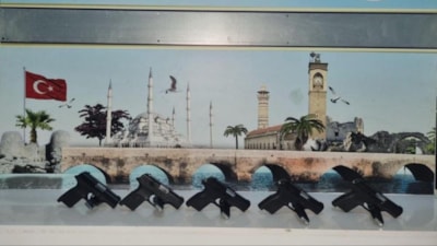 Adana'da polislerin şüphelenerek durdurduğu şahsın çantasından 5 ruhsatsız tabanca çıktı