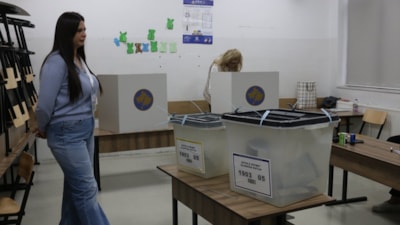 Kosova'da halk yerel seçim için sandık başında