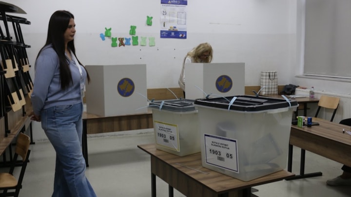 Kosova'da halk yerel seçim için sandık başında