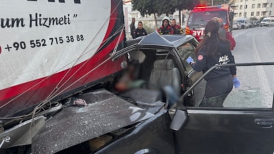 Aydın'da kontrolden çıkan otomobil park halindeki kamyonete ok gibi saplandı: 1 ölü