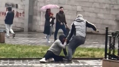 İstanbul'da uyuşturucu kullanan oğlunu önce yerde sürükledi sonra kaldırım taşıyla dövdü