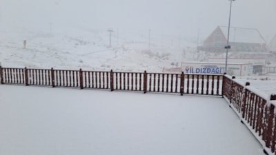 Sivas'ın yüksek kesimlerine kar yağdı