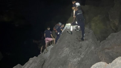 Antalya'da balık tutmak için çıktıkları kayalıkta mahsur kaldılar