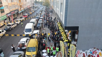 İstanbul'da indirim kuyruğu: Saatlerce soğukta beklediler