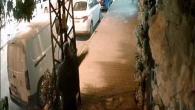 Bursa'da bir garip olay: Kuaförün camlarına yumurtalı saldırı