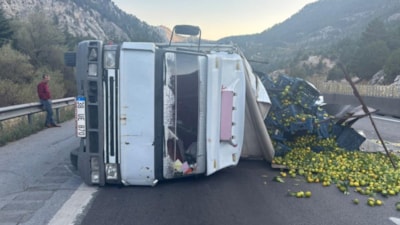 Mersin'de narenciye yüklü kamyon devrildi