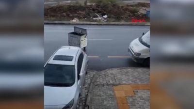 Hatay'da şiddetli rüzgarın sürüklediği konteyner park halindeki araçlara çarptı