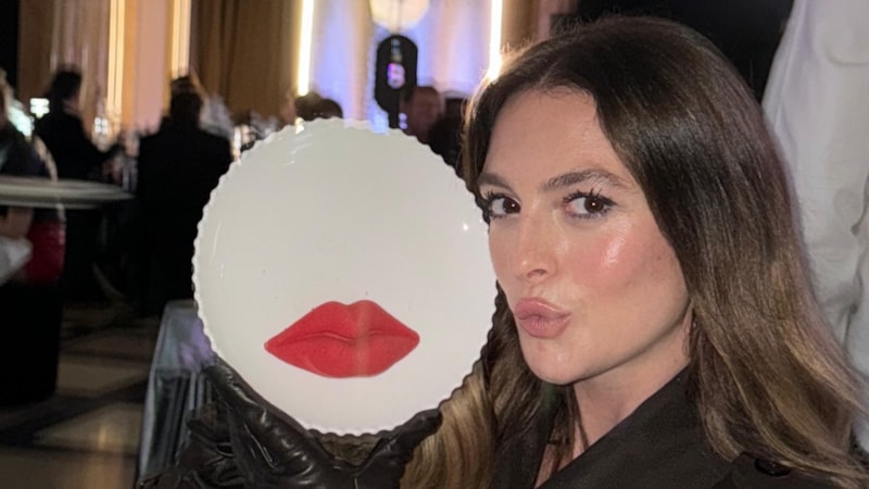 Oyuncu Melis Sezen Bükreş'te! Yine dikkatleri üzerine çekti