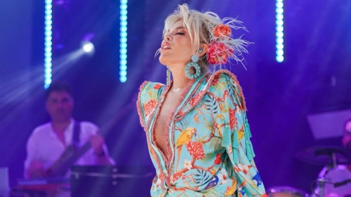 Ajda Pekkan sahnede içini döktü: "Ben evde kaldım"