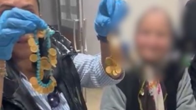 İstanbul'da dilencinin üstünden servet çıktı: 625 bin TL'lik altın ve para ele geçirildi