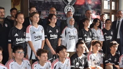 Beşiktaş Kulübü üyeleri, öğrencilere forma hediye etti
