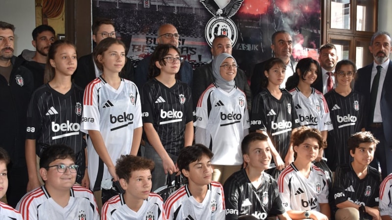 Beşiktaş Kulübü üyeleri, öğrencilere forma hediye etti