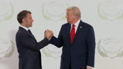 Donald Trump ile Emmanuel Macron 30 saniye boyunca el sıkıştı
