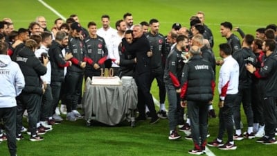 Hakan Çalhanoğlu için 100. maç pastası kesildi