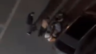 Adana'da komşuların tekmeli yumruklu kavgası kamerada