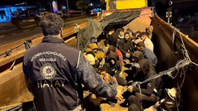 Hatay'da hafriyat kamyonu kasasından 28 göçmen çıktı