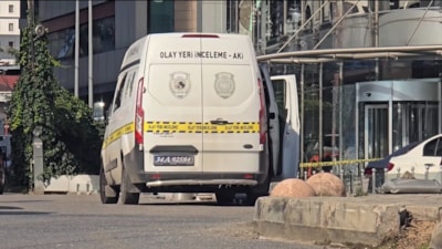 İstanbul'da motosikletli saldırganlar galeriyi kurşunladı