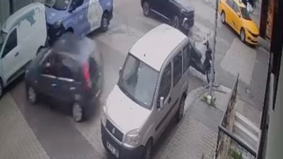 İstanbul'da cipe çarpan otomobil restorandan çıkan müşterilerin arasına daldı