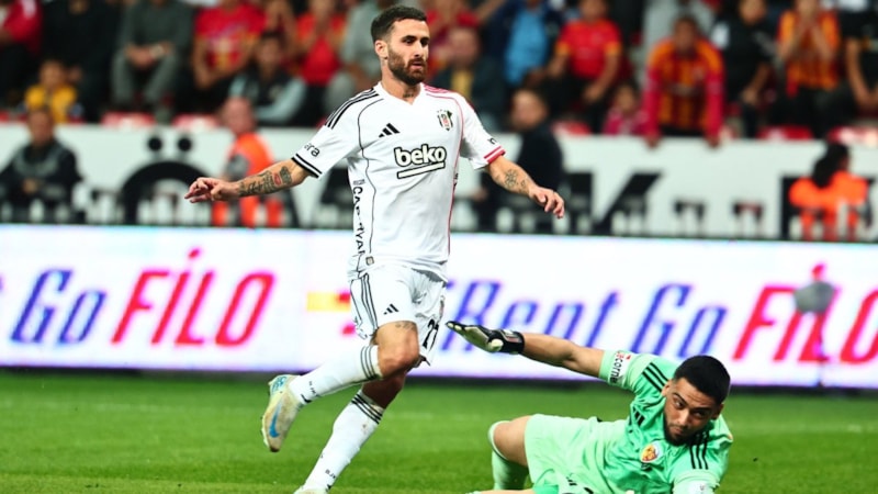 Rafa Silva golcülere kafa tutuyor