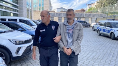 Samsun'da polis komşusunun merdiven boşluğundaki eşyalarını çaldı