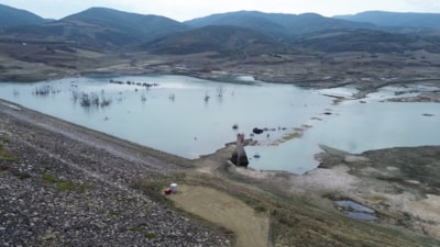 Tekirdağ'da bulunan Naip Barajı'nda sular çekilince adacıklar oluştu