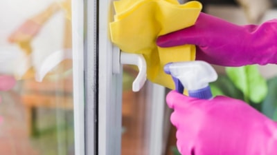 Pencere çerçeveleriniz yeni gibi görünecek: Kabartma tozuna birkaç damla ekleyin…