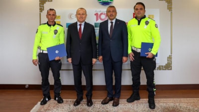 Rize'de Cumhurbaşkanı konvoyunun geçişi sırasında kazayı önleyen polislere ödül